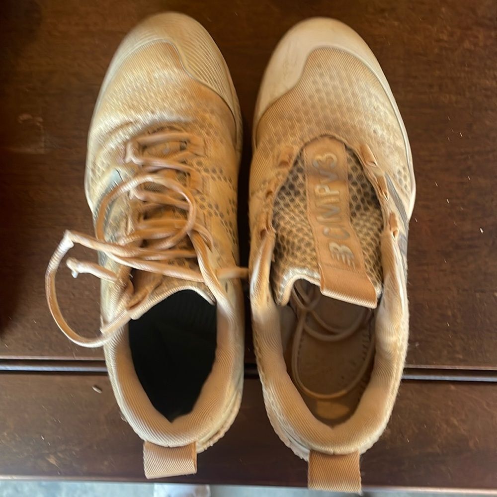 Men’s new balance molded cleats size 7 white